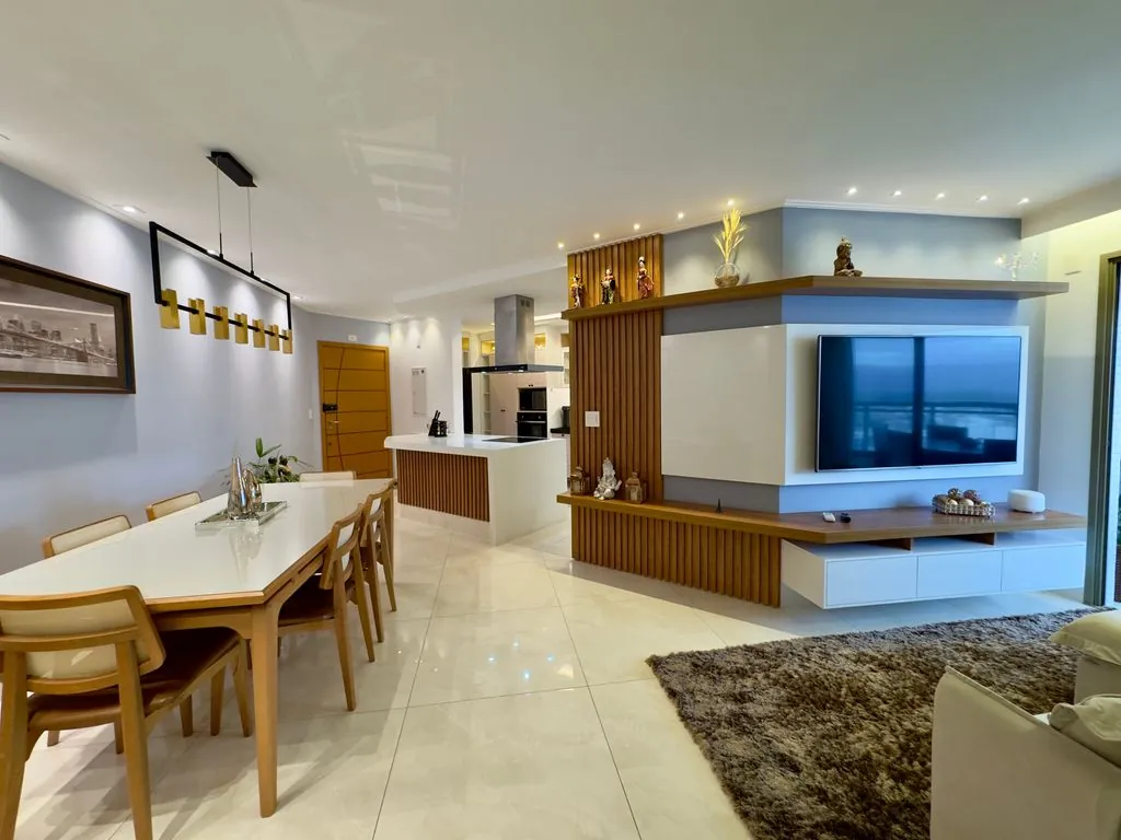 sala de jantar finamente decorada e planejada, integrada com a cozinha e acesso a varanda.